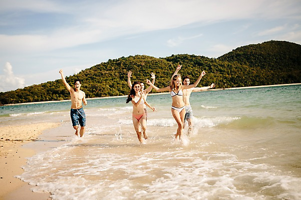 포토 JPG 주간 전신 서양인 외국인 백인 해외기획촬영 여자 남자 수영복 행복 모션 함께함 사람 손짓 여러명 20대 성인 해변 야외 앞모습 친구 여름휴가 바캉스 비키니 달리기 우정 즐거움 열정 손뻗기 2015년태국 청년만 성인만 국내포토 자연요소 옷 감정 바다 뷰포인트 다수 컨셉 관계 휴가 인종 청년 파일형식 여름_계절