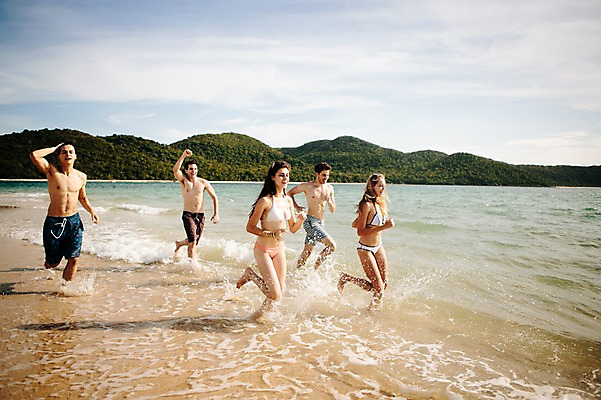 포토 JPG 주간 전신 서양인 외국인 백인 해외기획촬영 여자 남자 수영복 행복 모션 함께함 사람 손짓 여러명 20대 성인 해변 야외 앞모습 친구 여름휴가 바캉스 비키니 달리기 우정 즐거움 열정 2015년태국 청년만 성인만 국내포토 자연요소 옷 감정 바다 뷰포인트 다수 컨셉 관계 휴가 인종 청년 파일형식 여름_계절
