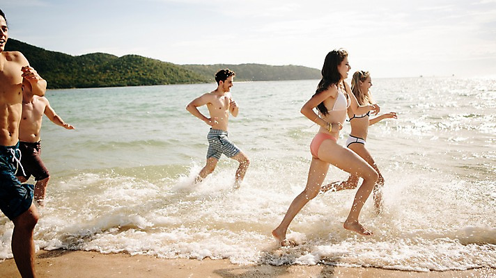 포토 JPG 주간 전신 서양인 외국인 백인 해외기획촬영 여자 남자 수영복 행복 모션 함께함 사람 손짓 여러명 20대 성인 해변 야외 옆모습 친구 여름휴가 바캉스 비키니 달리기 우정 즐거움 열정 2015년태국 청년만 성인만 국내포토 자연요소 옷 감정 바다 뷰포인트 다수 컨셉 관계 휴가 인종 청년 파일형식 여름_계절