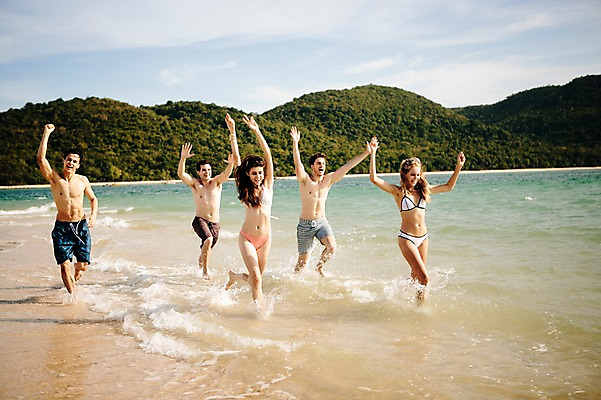 포토 JPG 주간 전신 서양인 외국인 백인 해외기획촬영 여자 남자 수영복 행복 모션 함께함 사람 손짓 여러명 20대 성인 해변 야외 앞모습 친구 여름휴가 바캉스 비키니 달리기 우정 즐거움 열정 손뻗기 2015년태국 청년만 성인만 국내포토 자연요소 옷 감정 바다 뷰포인트 다수 컨셉 관계 휴가 인종 청년 파일형식 여름_계절