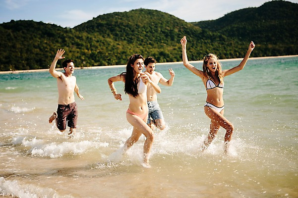 포토 JPG 주간 전신 서양인 외국인 백인 해외기획촬영 여자 남자 수영복 행복 모션 함께함 사람 손짓 여러명 20대 성인 해변 야외 앞모습 친구 여름휴가 바캉스 비키니 달리기 우정 즐거움 열정 2015년태국 청년만 성인만 국내포토 자연요소 옷 감정 바다 뷰포인트 다수 컨셉 관계 휴가 인종 청년 파일형식 여름_계절