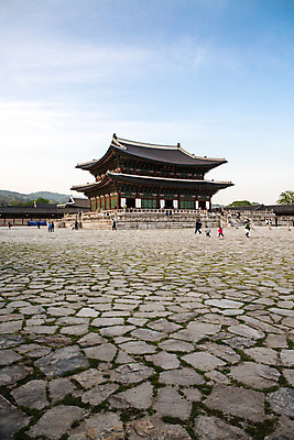 포토 JPG 주간 한국문화 건축물 백그라운드 바닥 서울 사람 풍경 여러명 야외 관광지 여행객 궁전 돌_바위 분위기 경복궁 과거 근정전 국내포토 자연요소 동양문화 건축 여행 다수 컨셉 고건축 한국 파일형식