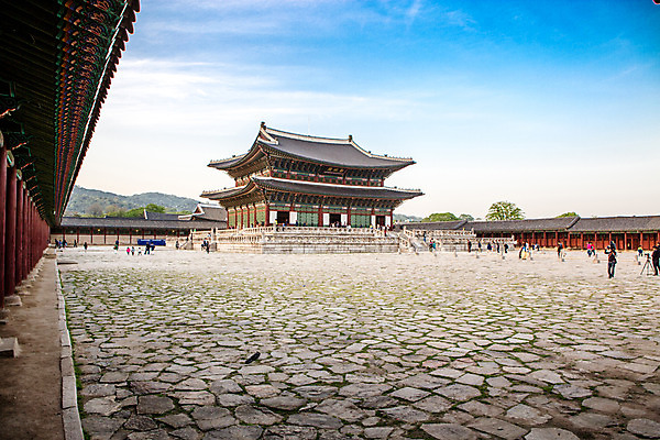 포토 JPG 주간 한국문화 건축물 백그라운드 바닥 서울 사람 풍경 야외 관광지 여행객 궁전 돌_바위 분위기 경복궁 과거 근정전 국내포토 자연요소 동양문화 건축 여행 컨셉 고건축 한국 파일형식