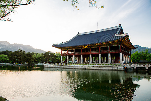 포토 JPG 주간 한국문화 건축물 백그라운드 서울 풍경 사람없음 야외 관광지 궁전 연못 분위기 경복궁 과거 경회루 국내포토 자연요소 동양문화 건축 여행 컨셉 고건축 한국 파일형식