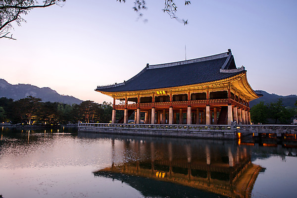 포토 JPG 한국문화 건축물 백그라운드 조명 서울 풍경 사람없음 야외 관광지 일몰 궁전 연못 분위기 경복궁 과거 경회루 국내포토 동양문화 건축 여행 컨셉 고건축 한국 노을 파일형식
