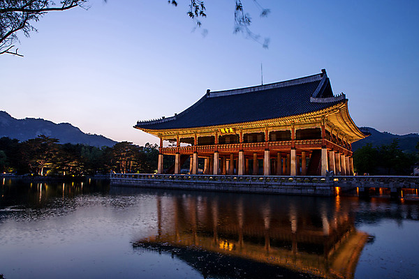 포토 JPG 한국문화 건축물 백그라운드 야경 조명 서울 사람없음 야외 관광지 일몰 궁전 연못 분위기 경복궁 과거 경회루 국내포토 동양문화 건축 여행 컨셉 고건축 한국 노을 야간 파일형식 풍경_경치