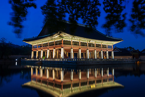 포토 JPG 한국문화 건축물 백그라운드 야경 조명 서울 사람없음 야외 관광지 궁전 연못 분위기 흔들림 경복궁 과거 경회루 국내포토 동양문화 건축 여행 컨셉 고건축 모션 한국 야간 파일형식 풍경_경치
