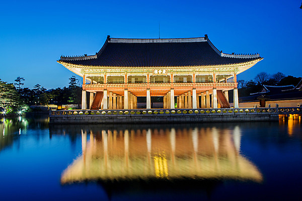 포토 JPG 한국문화 건축물 배경화면 백그라운드 야경 조명 서울 사람없음 야외 관광지 반사 궁전 연못 분위기 경복궁 과거 경회루 국내포토 동양문화 건축 여행 컨셉 고건축 한국 야간 파일형식 풍경_경치