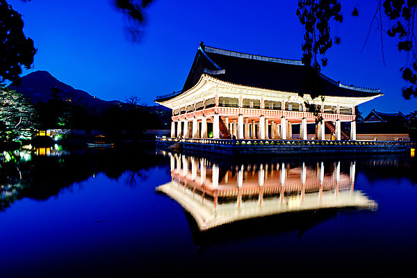 포토 JPG 한국문화 건축물 백그라운드 야경 조명 서울 사람없음 야외 관광지 반사 궁전 연못 분위기 경복궁 과거 경회루 국내포토 동양문화 건축 여행 컨셉 고건축 한국 야간 파일형식 풍경_경치