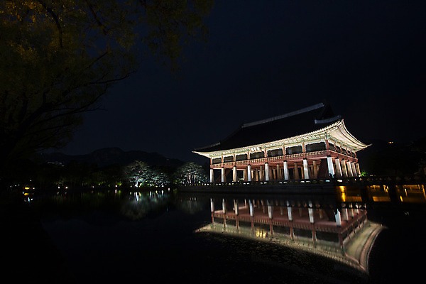 포토 JPG 한국문화 건축물 백그라운드 야경 조명 서울 사람없음 야외 관광지 반사 궁전 연못 분위기 경복궁 과거 경회루 국내포토 동양문화 건축 여행 컨셉 고건축 한국 야간 파일형식 풍경_경치