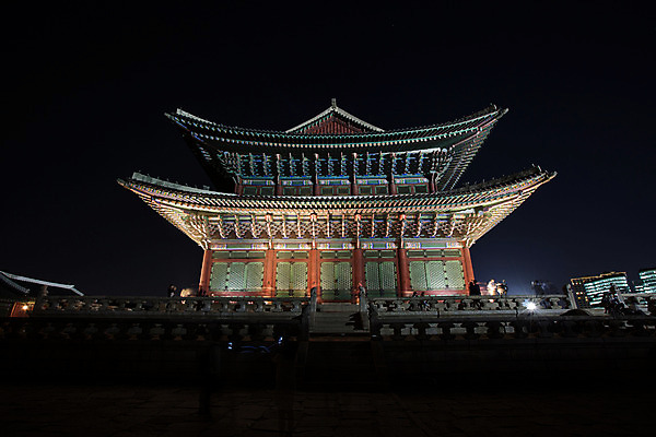 포토 JPG 한국문화 건축물 백그라운드 야경 조명 서울 사람없음 야외 관광지 궁전 분위기 경복궁 과거 근정전 국내포토 동양문화 건축 여행 컨셉 고건축 한국 야간 파일형식 풍경_경치