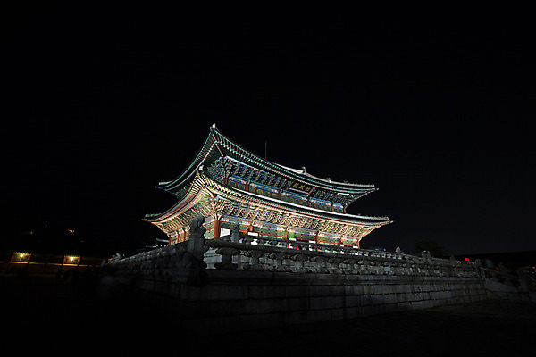 포토 JPG 한국문화 건축물 백그라운드 야경 조명 서울 사람없음 야외 관광지 궁전 분위기 경복궁 과거 근정전 국내포토 동양문화 건축 여행 컨셉 고건축 한국 야간 파일형식 풍경_경치