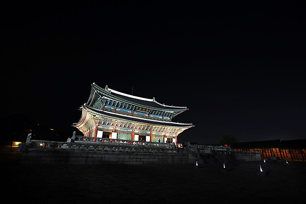 포토 JPG 한국문화 건축물 백그라운드 야경 조명 서울 사람없음 야외 관광지 궁전 분위기 경복궁 과거 근정전 국내포토 동양문화 건축 여행 컨셉 고건축 한국 야간 파일형식 풍경_경치