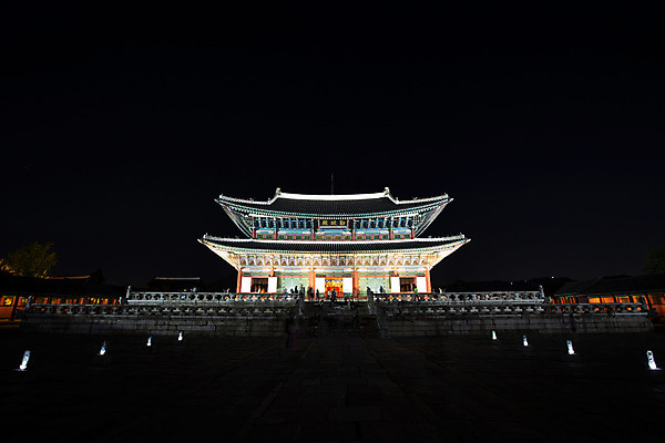 포토 JPG 한국문화 건축물 백그라운드 야경 조명 서울 사람없음 야외 관광지 궁전 분위기 경복궁 과거 근정전 국내포토 동양문화 건축 여행 컨셉 고건축 한국 야간 파일형식 풍경_경치