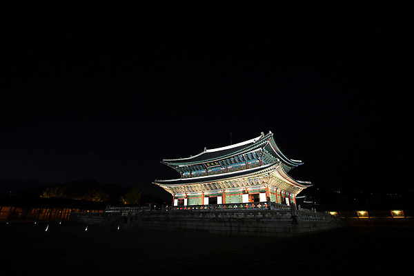 포토 JPG 한국문화 건축물 백그라운드 야경 조명 서울 사람없음 야외 관광지 궁전 분위기 경복궁 과거 근정전 국내포토 동양문화 건축 여행 컨셉 고건축 한국 야간 파일형식 풍경_경치