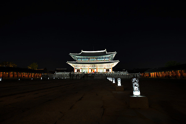 포토 JPG 한국문화 건축물 백그라운드 야경 조명 서울 사람없음 야외 관광지 궁전 분위기 경복궁 과거 근정전 국내포토 동양문화 건축 여행 컨셉 고건축 한국 야간 파일형식 풍경_경치