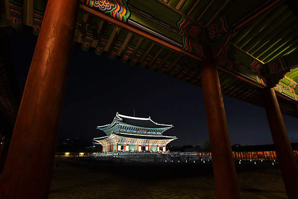 포토 JPG 한국문화 건축물 백그라운드 야경 조명 서울 사람없음 야외 관광지 궁전 분위기 경복궁 과거 근정전 국내포토 동양문화 건축 여행 컨셉 고건축 한국 야간 파일형식 풍경_경치
