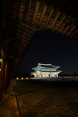 포토 JPG 한국문화 건축물 백그라운드 야경 조명 서울 사람없음 야외 관광지 궁전 분위기 경복궁 과거 근정전 국내포토 동양문화 건축 여행 컨셉 고건축 한국 야간 파일형식 풍경_경치
