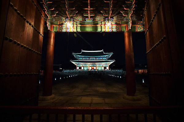 포토 JPG 한국문화 건축물 백그라운드 야경 조명 서울 사람없음 야외 관광지 궁전 분위기 경복궁 과거 근정전 국내포토 동양문화 건축 여행 컨셉 고건축 한국 야간 파일형식 풍경_경치