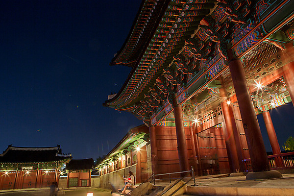 포토 JPG 한국문화 건축물 백그라운드 야경 조명 서울 사람 야외 관광지 여행객 궁전 분위기 경복궁 과거 국내포토 동양문화 건축 여행 컨셉 고건축 한국 야간 파일형식 풍경_경치