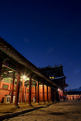 포토 JPG 한국문화 건축물 백그라운드 야경 조명 서울 사람 야외 관광지 여행객 궁전 분위기 경복궁 과거 국내포토 동양문화 건축 여행 컨셉 고건축 한국 야간 파일형식 풍경_경치