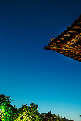 포토 JPG 한국문화 백그라운드 야경 하늘 조명 서울 사람없음 야외 관광지 궁전 분위기 경복궁 과거 처마 국내포토 동양문화 여행 컨셉 고건축 한국 야간 파일형식 풍경_경치