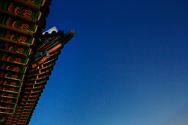 포토 JPG 한국문화 백그라운드 야경 하늘 조명 서울 사람없음 야외 관광지 궁전 분위기 경복궁 과거 처마 국내포토 동양문화 여행 컨셉 고건축 한국 야간 파일형식 풍경_경치