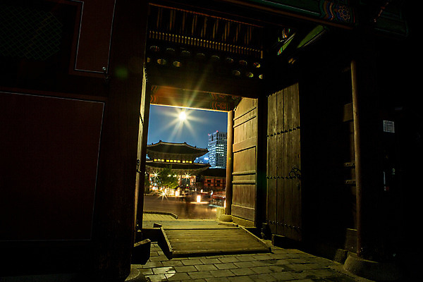 포토 JPG 한국문화 건축물 백그라운드 야경 조명 서울 사람없음 야외 관광지 문 궁전 분위기 경복궁 과거 국내포토 동양문화 건축 여행 컨셉 고건축 한국 야간 파일형식 풍경_경치