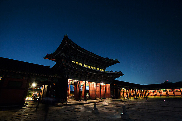 포토 JPG 한국문화 건축물 백그라운드 야경 조명 서울 사람없음 야외 관광지 궁전 분위기 경복궁 과거 국내포토 동양문화 건축 여행 컨셉 고건축 한국 야간 파일형식 풍경_경치