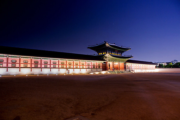 포토 JPG 한국문화 건축물 백그라운드 야경 조명 서울 사람없음 야외 관광지 궁전 분위기 경복궁 과거 국내포토 동양문화 건축 여행 컨셉 고건축 한국 야간 파일형식 풍경_경치