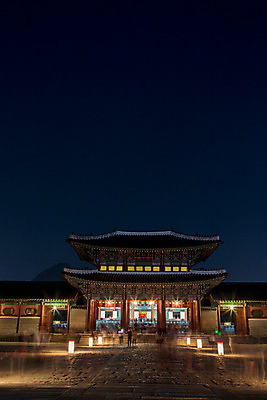 포토 JPG 한국문화 건축물 백그라운드 야경 조명 서울 사람 야외 관광지 여행객 궁전 분위기 경복궁 과거 국내포토 동양문화 건축 여행 컨셉 고건축 한국 야간 파일형식 풍경_경치