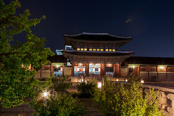 포토 JPG 한국문화 건축물 백그라운드 야경 조명 서울 사람없음 야외 관광지 궁전 분위기 경복궁 과거 국내포토 동양문화 건축 여행 컨셉 고건축 한국 야간 파일형식 풍경_경치