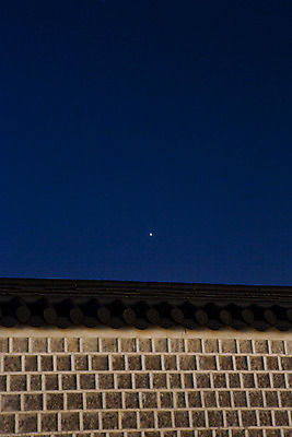 포토 JPG 한국문화 백그라운드 야경 밤하늘 하늘 조명 서울 사람없음 야외 관광지 담장 궁전 분위기 야간 경복궁 과거 국내포토 자연요소 동양문화 여행 컨셉 고건축 한국 파일형식 풍경_경치