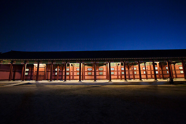 포토 JPG 한국문화 건축물 백그라운드 야경 조명 서울 사람없음 야외 관광지 궁전 분위기 경복궁 과거 국내포토 동양문화 건축 여행 컨셉 고건축 한국 야간 파일형식 풍경_경치