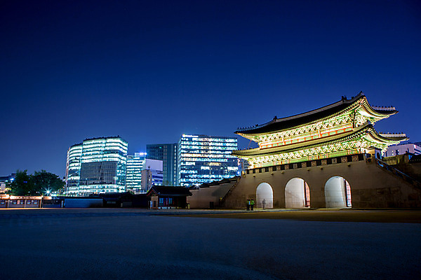 포토 JPG 한국문화 건축물 백그라운드 야경 조명 서울 사람없음 야외 관광지 궁전 분위기 경복궁 과거 광화문 국내포토 동양문화 건축 여행 컨셉 고건축 한국 야간 랜드마크 파일형식 풍경_경치