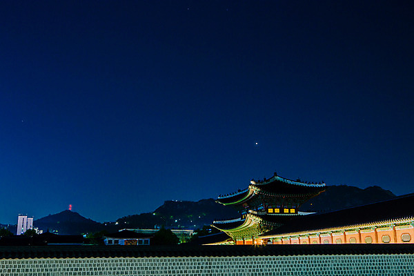포토 JPG 한국문화 건축물 백그라운드 야경 조명 서울 사람없음 야외 관광지 궁전 분위기 경복궁 과거 국내포토 동양문화 건축 여행 컨셉 고건축 한국 야간 파일형식 풍경_경치