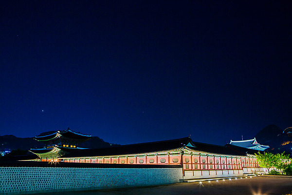 포토 JPG 한국문화 건축물 백그라운드 야경 조명 서울 사람없음 야외 관광지 궁전 분위기 경복궁 과거 국내포토 동양문화 건축 여행 컨셉 고건축 한국 야간 파일형식 풍경_경치