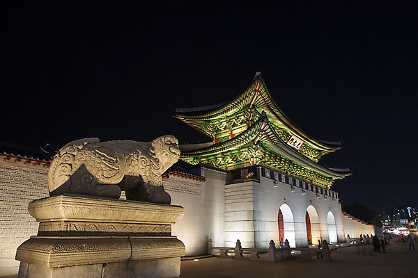 포토 JPG 한국문화 건축물 백그라운드 야경 조명 서울 사람없음 야외 관광지 궁전 분위기 경복궁 과거 광화문 국내포토 동양문화 건축 여행 컨셉 고건축 한국 야간 랜드마크 파일형식 풍경_경치
