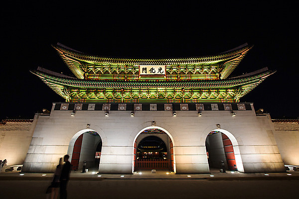 포토 JPG 한국문화 건축물 배경화면 백그라운드 야경 조명 서울 사람없음 야외 관광지 궁전 분위기 경복궁 과거 광화문 국내포토 동양문화 건축 여행 컨셉 고건축 한국 야간 랜드마크 파일형식 풍경_경치
