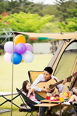 포토 JPG 주간 라이프스타일 여자 남자 딸 음료 어린이 악기 음식 연주 의자 가족 모션 식탁 한국 텐트 미소 들기 사람 앉기 동양인 소녀 상반신 성인 야외 두명 앞모습 30대 캠핑 한국인 기타 가족라이프 아빠 추억 캠핑장 강원도 풍선 양양군 부녀 국내포토 자연요소 아시아 음악 뷰포인트 가구 컨셉 관계 탁자 현악기 레저 표정 캠핑도구 인종 생활 장년 파일형식