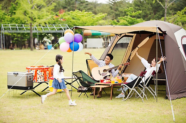포토 JPG 주간 전신 라이프스타일 여자 남자 딸 음료 어린이 악기 과일 가족 모션 식탁 엄마 한국 함께함 텐트 들기 사람 앉기 동양인 소녀 성인 야외 앞모습 옆모습 세명 30대 걷기 화목 다정 캠핑 한국인 짐 기타 가족라이프 아빠 캠핑장 즐거움 강원도 풍선 아이스박스 손뻗기 양양군 국내포토 자연요소 감정 아시아 음악 뷰포인트 컨셉 관계 탁자 현악기 레저 캠핑도구 인종 생활 장년 파일형식