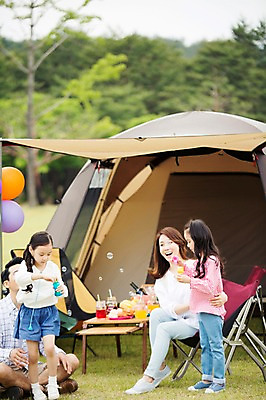 포토 JPG 주간 라이프스타일 여자 남자 딸 음료 어린이 음식 의자 가족 모션 식탁 엄마 한국 함께함 텐트 서기 미소 사람 앉기 동양인 소녀 여러명 성인 야외 앞모습 30대 화목 다정 캠핑 한국인 물방울 가족라이프 아빠 비눗방울 쌍둥이 캠핑장 즐거움 자매 강원도 풍선 양양군 국내포토 자연요소 감정 아시아 뷰포인트 가구 다수 컨셉 관계 탁자 레저 표정 캠핑도구 인종 생활 장년 파일형식
