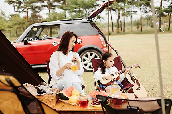 포토 JPG 주간 라이프스타일 여자 딸 음료 어린이 음식 연주 의자 과일 가족 모션 자동차 식탁 모녀 엄마 수박 한국 텐트 빨대 미소 들기 사람 앉기 동양인 소녀 상반신 성인 야외 두명 앞모습 30대 캠핑 한국인 기타 가족라이프 추억 우쿨렐레 캠핑장 강원도 참외 양양군 여자만 국내포토 자연요소 아시아 음악 육상교통 뷰포인트 가구 컨셉 관계 탁자 현악기 레저 표정 캠핑도구 인종 생활 장년 파일형식