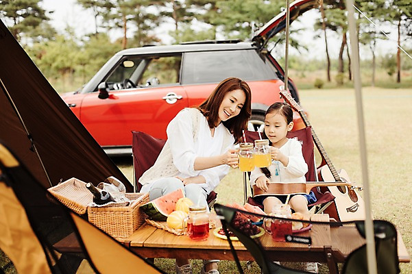 포토 JPG 주간 라이프스타일 여자 딸 음료 어린이 의자 과일 가족 모션 자동차 식탁 모녀 엄마 수박 한국 텐트 미소 들기 사람 앉기 동양인 소녀 상반신 성인 야외 두명 앞모습 30대 캠핑 한국인 가족라이프 추억 캠핑장 강원도 참외 양양군 여자만 국내포토 자연요소 아시아 육상교통 뷰포인트 가구 컨셉 관계 탁자 레저 표정 캠핑도구 인종 생활 장년 파일형식