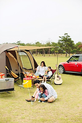 포토 JPG 주간 전신 라이프스타일 여자 남자 딸 어린이 의자 가족 모션 자동차 놀이 식탁 엄마 한국 함께함 텐트 사람 앉기 동양인 소녀 여러명 성인 야외 앞모습 30대 화목 다정 캠핑 한국인 기타 가족라이프 아빠 쌍둥이 캠핑장 즐거움 자매 강원도 아이스박스 양양군 국내포토 자연요소 감정 아시아 육상교통 뷰포인트 가구 다수 컨셉 관계 탁자 현악기 레저 캠핑도구 인종 생활 장년 파일형식