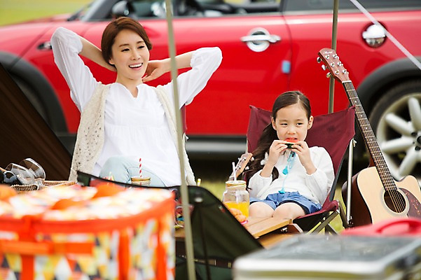 포토 JPG 주간 라이프스타일 응시 여자 딸 음료 어린이 악기 의자 과일 가족 모션 자동차 모녀 엄마 휴식 수박 한국 텐트 미소 사람 앉기 동양인 소녀 상반신 성인 야외 두명 앞모습 30대 캠핑 한국인 가족라이프 추억 먹기 캠핑장 강원도 양양군 여자만 국내포토 자연요소 시선 아시아 음악 육상교통 뷰포인트 가구 컨셉 관계 레저 표정 캠핑도구 인종 생활 장년 파일형식