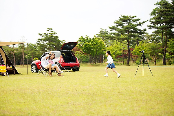 포토 JPG 주간 전신 나무 식물 라이프스타일 여자 남자 딸 어린이 의자 가족 모션 자동차 엄마 한국 함께함 텐트 사람 앉기 동양인 소녀 여러명 성인 야외 앞모습 옆모습 30대 달리기 카메라 화목 다정 캠핑 한국인 가족라이프 아빠 쌍둥이 캠핑장 즐거움 자매 강원도 삼각대 양양군 국내포토 자연요소 감정 아시아 육상교통 뷰포인트 가구 다수 컨셉 관계 레저 캠핑도구 인종 생활 장년 전자제품 파일형식