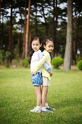 포토 JPG 주간 전신 나무 식물 라이프스타일 여자 어린이 가족 모션 한국 서기 미소 사람 동양인 손짓 소녀 잔디 야외 두명 옆모습 캠핑 한국인 등맞대기 가족라이프 추억 쌍둥이 캠핑장 자매 강원도 양양군 여자만 어린이만 국내포토 자연요소 아시아 뷰포인트 컨셉 관계 레저 표정 인종 생활 파일형식