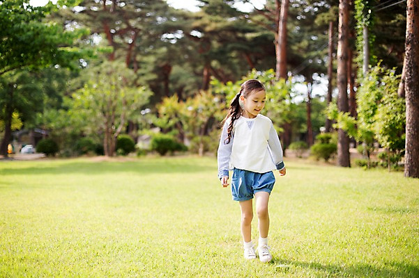 포토 JPG 주간 전신 나무 식물 라이프스타일 여자 어린이라이프 어린이 모션 한국 한명 미소 사람 동양인 소녀 잔디 야외 앞모습 걷기 캠핑 한국인 추억 캠핑장 강원도 양양군 여자만 여자한명만 어린이만 소녀만 소녀한명만 국내포토 자연요소 1 아시아 뷰포인트 컨셉 레저 표정 인종 생활 파일형식