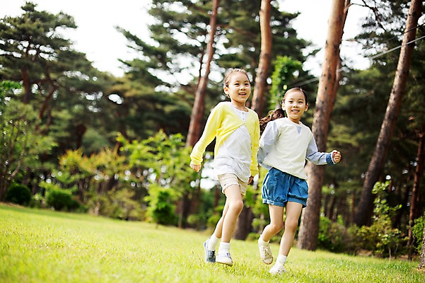 포토 JPG 주간 전신 나무 식물 라이프스타일 여자 어린이 가족 모션 한국 미소 사람 동양인 소녀 잔디 야외 두명 앞모습 달리기 손잡기 캠핑 한국인 가족라이프 추억 쌍둥이 캠핑장 자매 강원도 양양군 여자만 어린이만 국내포토 자연요소 아시아 뷰포인트 컨셉 관계 레저 표정 인종 생활 파일형식